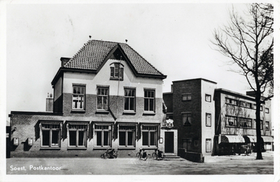 14323 Gezicht op de voorgevel van het postkantoor (Steenhoffstraat 11) te Soestdijk (gemeente Soest); met rechts de ...